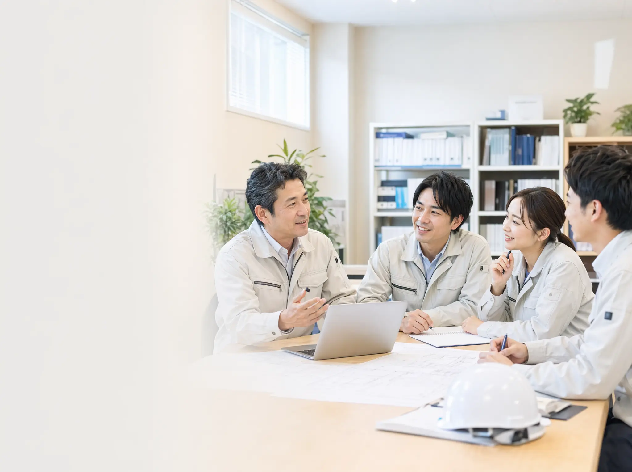 社長と社員が明るく前向きに話し合っている様子